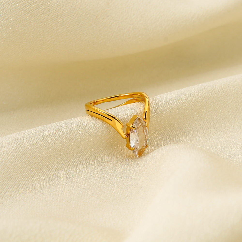 Solitaire Crest Ring – 18K Gold Tone